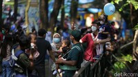Warga datang ke Ragunan dengan mengajak keluarganya.