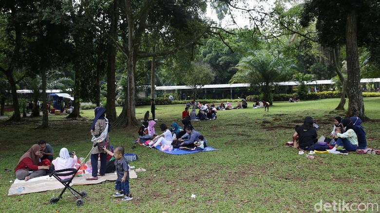 Taman Margasatwa Ragunan ramai didatangi pengunjung saat libur Waisak, Rabu (26/5/2021). Pengunjung datang bersama rombongan keluarga.