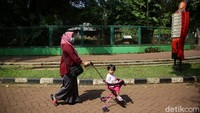 Mayoritas warga datang dengan mengajak anak-anaknya.