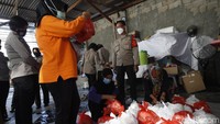 Bala bantuan seperti sembako pun terus mengalir.