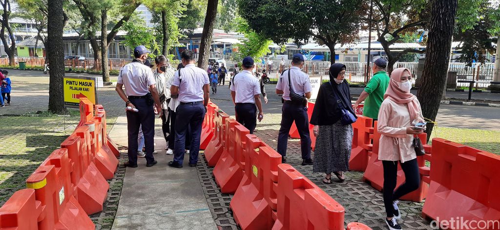 Suasana Taman Margasatwa Ragunan pada 26 Mei 2021, libur Hari Raya Waisak. (Rahmat Fathan/detikcom)