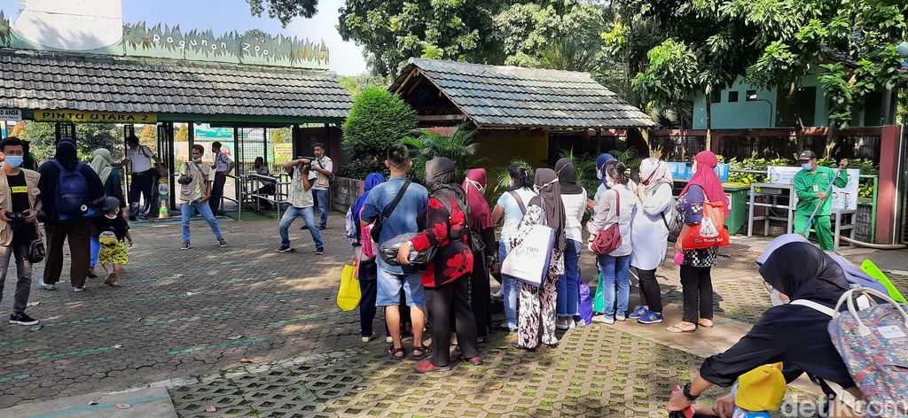 Suasana Taman Margasatwa Ragunan pada 26 Mei 2021, libur Hari Raya Waisak. (Rahmat Fathan/detikcom)