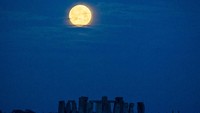 Supermoon terlihat di Kawasan wisata Stonehenge  di Inggris Rabu pagi (26/5).
