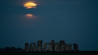 Para pencinta astronomi menantikan gerhana Bulan total pada Rabu, 26 Mei 2021. Sebagai bocoran, fenomena yang disebut juga sebagai super blood moon ini akan berlangsung total selama 5 jam. Badan Meteorologi Geofosika dan Klimatologi (BMKG) menjelaskan, gerhana Bulan adalah peristiwa terhalanginya sinar Matahari oleh Bumi, sehingga tidak semuanya sampai ke Bulan, dilihat dari Bumi.