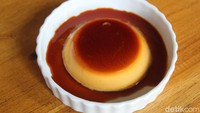 Sebagai menu penutup juga tersedia puding karamel. Pudingnya terasa lembut dengan rasa karamel dan aromanya yang harum. Foto: detikcom/Riska Fitria