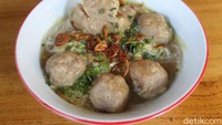Kalau ingin berkuah gurih, menu bakso juga bisa menjadi pilihan. Bakso disini disajikan dengan mie dan sayur. Tekstur baksonya empuk dan rasa dagingnya kuat. Foto: detikcom/Riska Fitria