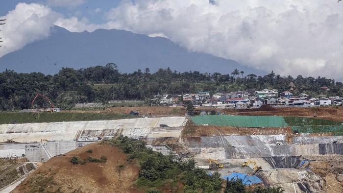 Aktivitas pembangunan Bendungan Ciawi dan Sukamahi di Ciawi, Kabupaten Bogor, Jawa Barat, Rabu (26/5/2021). Menurut Menteri PUPR Basuki Hadimuljono pembangunan Bendungan Ciawi dan Sukamahi merupakan bagian dari rencana induk pengendalian banjir (flood control) Jakarta dan optimistis konstruksi Bendungan tersebut rampung Juli 2021. ANTARA FOTO/Yulius Satria Wijaya/aww.
