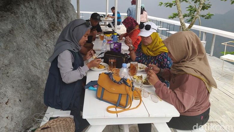 Tumpeng Menoreh Restoo Tumpeng menoreh destinasi wisata baru di Magelang, Jawa Tengah