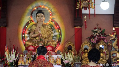 Umat Buddha tengah merayakan Hari Raya Waisak tahun Buddhis atau 2021. Sejumlah umat Buddha pun mendatangi Vihara Tanda Bhakti, Kota Bandung, untuk beribadah.