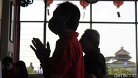 Umat Buddha tampak khusyuk berdoa. Tahun ini mereka merayakan Waisak dengan menerapkan protokol kesehatan yang ketat.