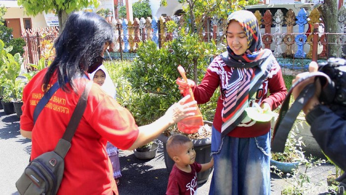 Umat Buddha tengah merayakan Hari Raya Waisak tahun Buddhis atau 2021. Sejumlah umat Buddha pun mendatangi Vihara Tanda Bhakti, Kota Bandung, untuk beribadah.