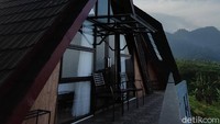 Lokasi Villa Pondok Cai Pinus yang berada di kaki Gunung Ciremai membuat penginapan ini memiliki pemandangan yang begitu indah serta nuansa sejuk yang sangat terasa. Pengunjung bisa menikmati suguhan pemandangan alam yang tidak ditemukan di tempat lain.