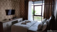 Jika berkunjung ke kawasan Palutungan, Kuningan wisatawan tidak perlu bingung mencari tempat penginapan. Sebab, di kawasan ini ada Villa Pondok Cai Pinus yang baru ada sejak awal tahun 2021.