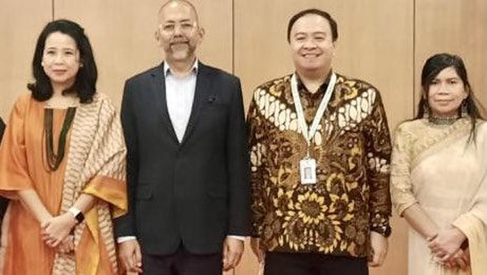 Wadubes RI untuk India, Ferdy Nico Yohannes Piay, berkemeja batik. (Dok KBRI New Delhi)