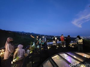 Warga Antusias Lihat Gerhana Bulan Total dari Lembang
