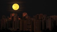 Gerhana bulan total ini disebut sebagai Super Blood Moon atau Bulan Merah Super karena penampilannya bakal tampak merah. Warna tersebut berasal dari pembiasan cahaya matahari oleh lapisan atmosfer bumi.