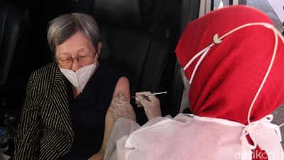 Potret 10 Ribu Lansia dan Mitra Gojek Divaksin COVID-19