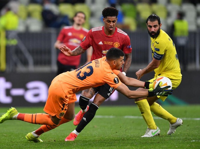 GDANSK, POLAND - MAY 26: Gero Rulli of Villarreal CF battles for possession with Marcus Rashford of Manchester United  during the UEFA Europa League Final between Villarreal CF and Manchester United at Gdansk Arena on May 26, 2021 in Gdansk, Poland. (Photo by Adam Warzawa - Pool/Getty Images)