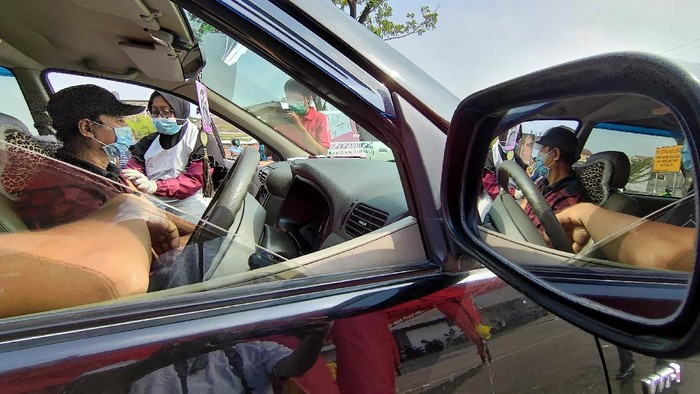 Layanan vaksinasi COVID-19 'lantatur' atau layanan tanpa turun digelar di Tulungagung. Layanan itu digelar untuk ratusan lansia-tenaga pelayanan masyarakat.