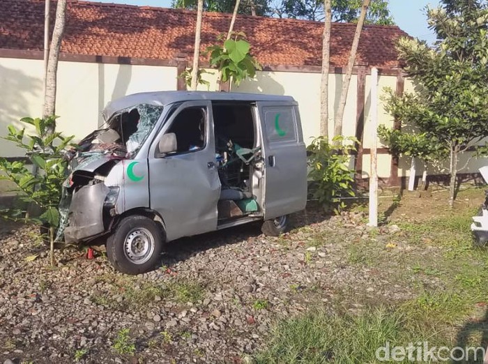 Ambulans pembawa jenazah mengalami kecelakaan di Brebes, Kamis (27/5/2021).