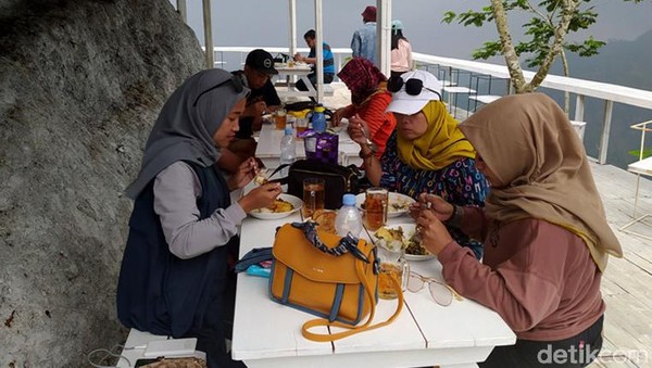 Untuk masuk ke resto itu, traveler diminta membayar tiket sebesar Rp 50.000. Nantinya, pengunjung mendapatkan voucher untuk ditukarkan dengan makanan atau minuman yang ada. Di lokasi ini, pengunjung bisa sepuasnya untuk selfie maupun foto-foto. Untuk masuk ke resto itu, traveler diminta membayar tiket sebesar Rp 50.000. Nantinya, pengunjung mendapatkan voucher untuk ditukarkan dengan makanan atau minuman yang ada. Di lokasi ini, pengunjung bisa sepuasnya untuk selfie maupun foto-foto.