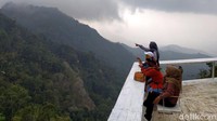 Dari Tumpeng Menoreh, jika saat cuaca cerah bisa melihat pemandangan alam yang luar biasa. Persisnya di ketinggian kurang lebih 1.000 mdpl, terkadang kabut turun sehingga menambah asyiknya berada di Tumpeng Menoreh.