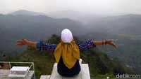 Di Kabupaten Magelang, Jawa Tengah, ada resto baru yang lagi populer, namanya Tumpeng Menoreh. Selain bisa berburu beragam kuliner enak, pengunjung juga dapat menyaksikan sunrise atau matahari terbit.