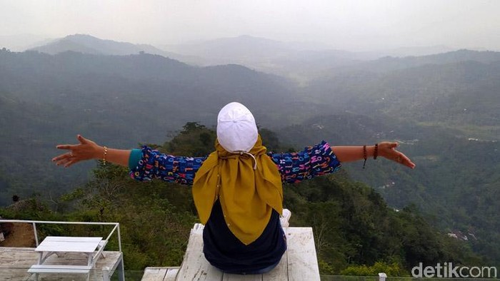 Restoran di Kabupaten Magelang ini tak hanya tawarkan beragam makanan enak tapi juga tempat yang asyik untuk melihat sunrise. Resto itu bernama Tumpeng Menoreh.
