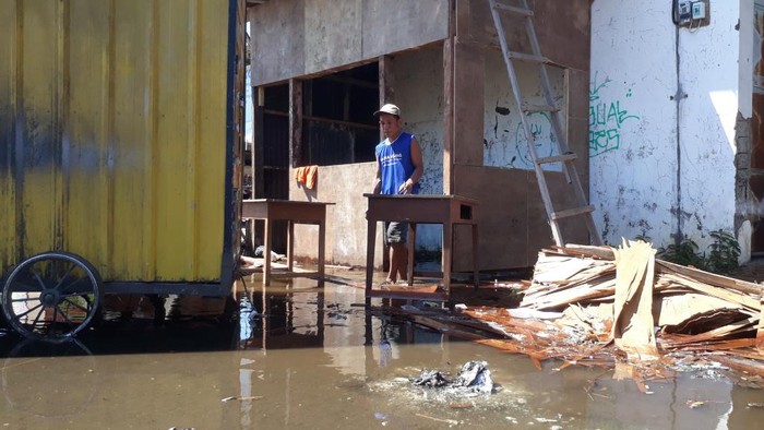 Banjir Rob Rendam Jalan Pelabuhan dan Perkampungan Kota Pasuruan