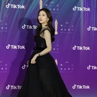 Baru-baru ini, bayangan sempurna Suzy kembali terlihat di red carpet Baeksang Award 2021. Seperti sebelumnya, netizen dan penggemar dibuat kagum. Foto: dok. theqoo