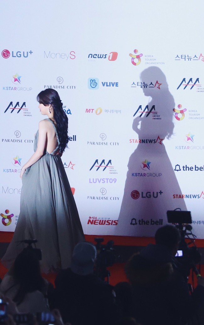 Penggemar pun menemukan foto bayangan sempurna mantan kekasih Lee Dong Wook ini saat menghadiri Baeksang Award 2018 dan Asia Artist Award 2018. Foto: dok. theqoo