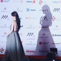 Penggemar pun menemukan foto bayangan sempurna mantan kekasih Lee Dong Wook ini saat menghadiri Baeksang Award 2018 dan Asia Artist Award 2018. Foto: dok. theqoo