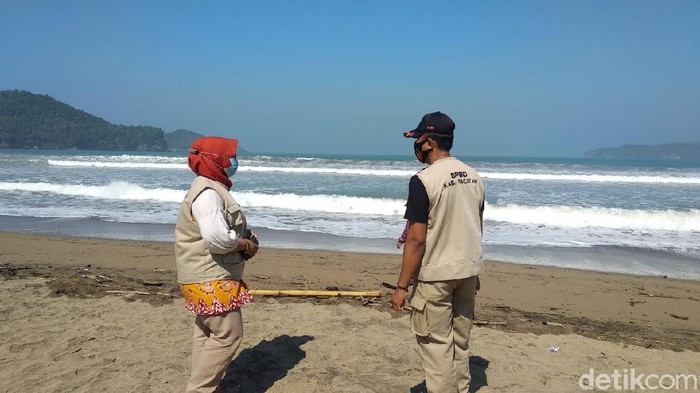 Kasi Pencegahan dan Kesiapsiagaan BPBD Pacitan, Dianitta Agustinawati saat meninjau Pantai Pancer Door