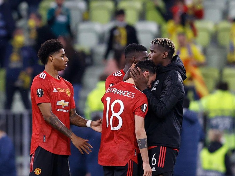 GDANSK, POLAND - MAY 26: Bruno Fernandes of Manchester United gestures whilst holding the match ball during the UEFA Europa League Final between Villarreal CF and Manchester United at Gdansk Arena on May 26, 2021 in Gdansk, Poland. (Photo by Maja Hitij/Getty Images)