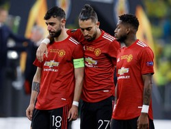 Bruno Fernandes tak kuasa menahan kesedihannya. Matanya merah, air matanya tumpah (kiri dalam foto) (Getty Images/Maja Hitij)