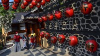 Di tempat wisata tersebut, pengunjung dapat berekreasi ke berbagai area yang menyuguhkan anjungan Korea Selatan, Nagoya Hill khas Jepang, The Delhi khas India, Volendam khas Belanda, dan Santorini khas Yunani untuk menarik minat masyarakat agar tidak perlu melancong ke luar negeri.