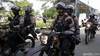 Sementara itu, proses jalannya sidang Habib Rizieq tersebut juga dijaga ketat oleh aparat kepolisian.