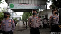 Tampak sejumlah petugas kepolisian berjaga di depan gedung Pengadilan Negeri Jakarta Timur saat berlangsungnya sidang kasus kerumunan Megamendung yang menjerat Habib Rizieq.  