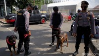 Sejumlah anjing pelacak juga dikerahkan untuk memperketat pengamanan di area sekitar pengadilan selama proses jalannya sidang Habib Rizieq PN Jakarta Timur.