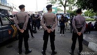 Sejumlah polisi berjaga di area sekitar Pengadilan Negeri Jakarta Timur.  