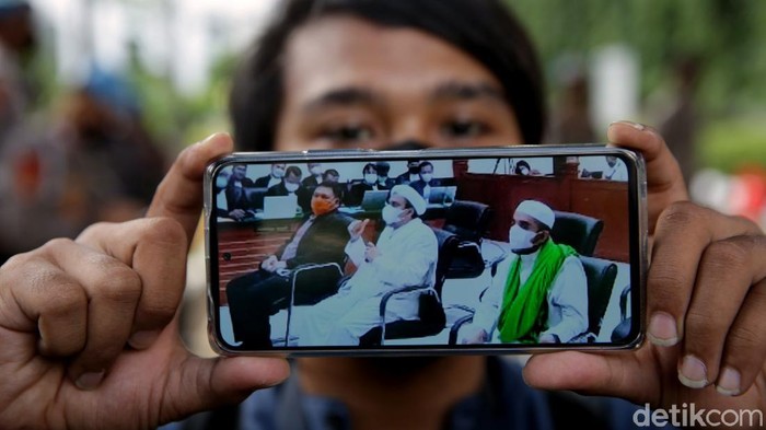 Buntut Kasus Kerumunan Megamendung, Habib Rizieq Didenda Rp 20 Juta Habib Rizieq divonis denda Rp 20 juta. Ia terbukti tak patuh protokol kesehatan dan halangi petugas COVID-19 saat datangi pondok pesantrennya di Megamendung.