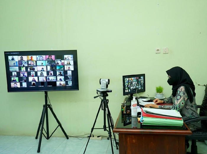 Bupati Banyuwangi Ipuk Fiestiandani kembali berkantor di desa. Kali ini, Ipuk berkantor dan berkeliling seharian di Desa Kemendung, Kecamatan Muncar.