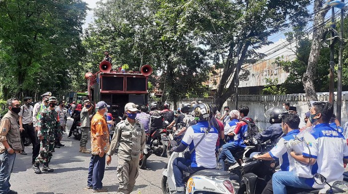 Buruh pendemo di depan kantor Indomaret Jakut bubar