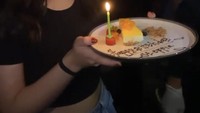 Rayakan ulang tahun, Steffi dapat banyak kejutan kue hingga hadiah dari keluarga sampai teman-teman terdekatnya. Foto: Instagram @steffizamoraaa