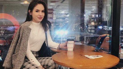 Cantiknya Steffi Zamora Saat Ngopi dan Makan Pizza