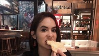Terakhir ini pose semangat Steffi saat menghabiskan pizza sebagai menu makan malamnya. Foto: Instagram @steffizamoraaa