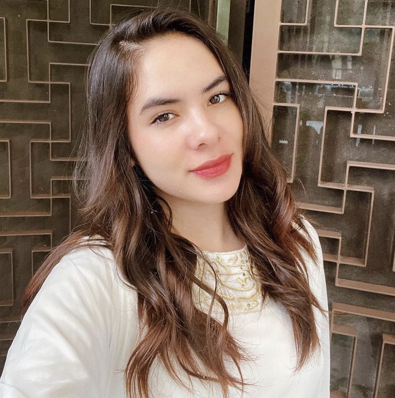 Cantiknya Steffi Zamora Saat Ngopi dan Makan Pizza