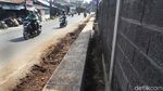 Cegah Genangan, Saluran Air di Jalan Raya Setu Diperbaiki