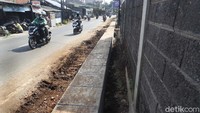Perbaikan saluran air ini agar aliran air lancar dan jalan tidak tergenang saat hujan turun.