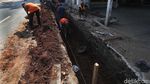 Cegah Genangan, Saluran Air di Jalan Raya Setu Diperbaiki